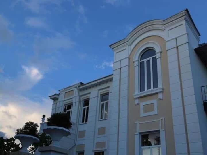 Бутик-Отель Белый Дом Балерины Suhumi Exterior foto